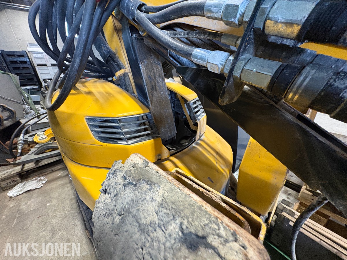 2023 Brokk 110 rivningsrobot med pigghammer, betongsaks og klype