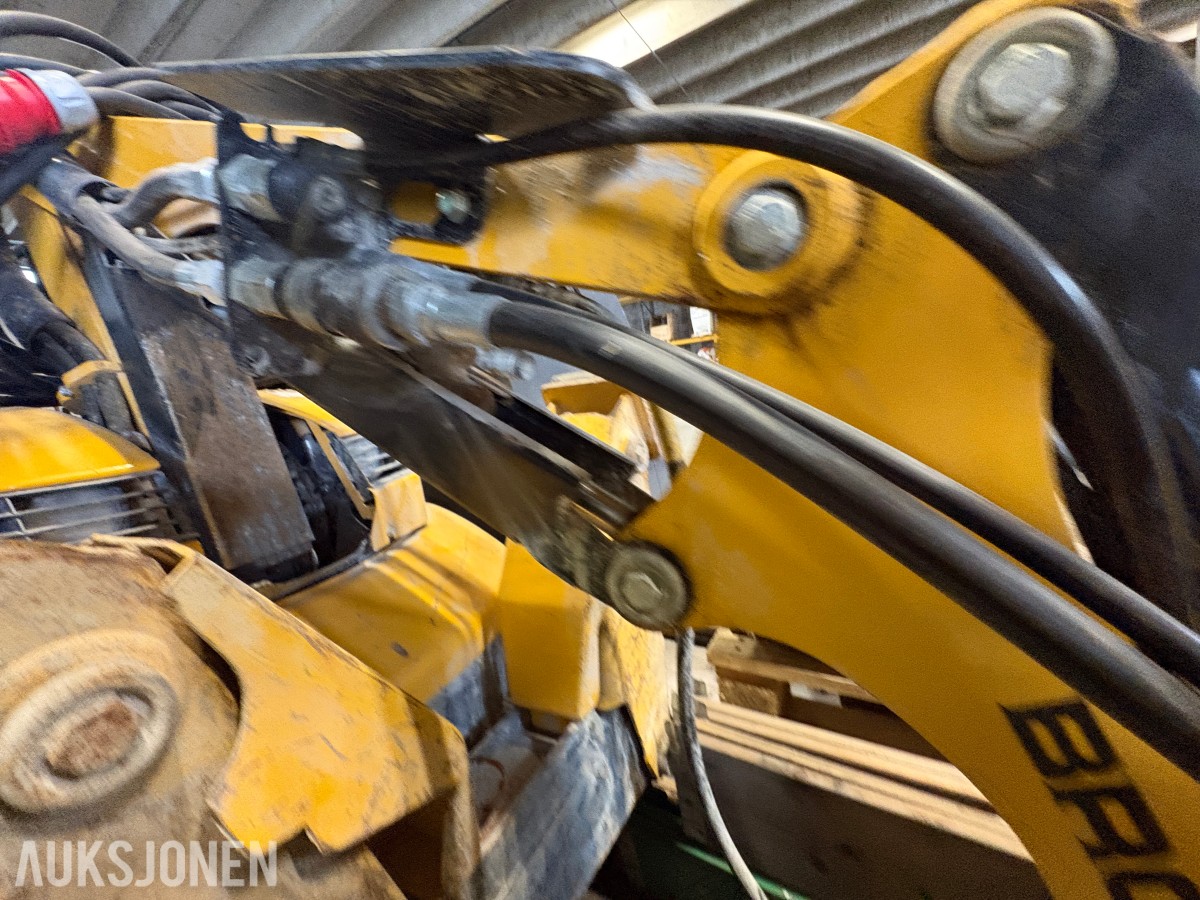 2023 Brokk 110 rivningsrobot med pigghammer, betongsaks og klype