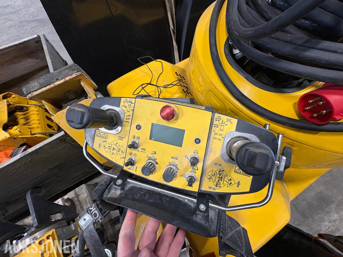 2023 Brokk 110 rivningsrobot med pigghammer, betongsaks og klype