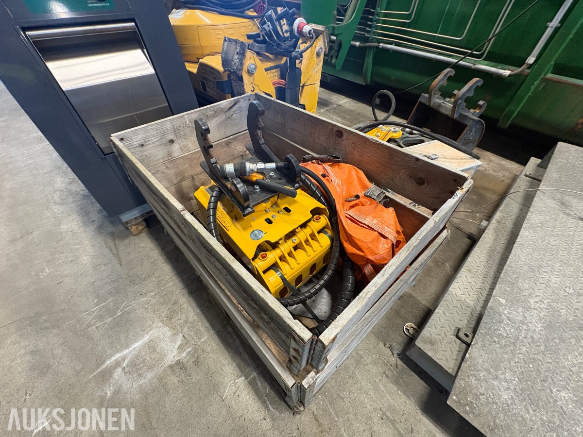2023 Brokk 110 rivningsrobot med pigghammer, betongsaks og klype