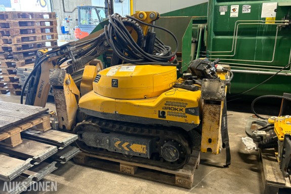 2023 Brokk 110 rivningsrobot med pigghammer, betongsaks og klype