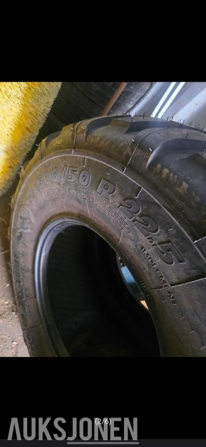 1900 Michelin 600/50R 22.5