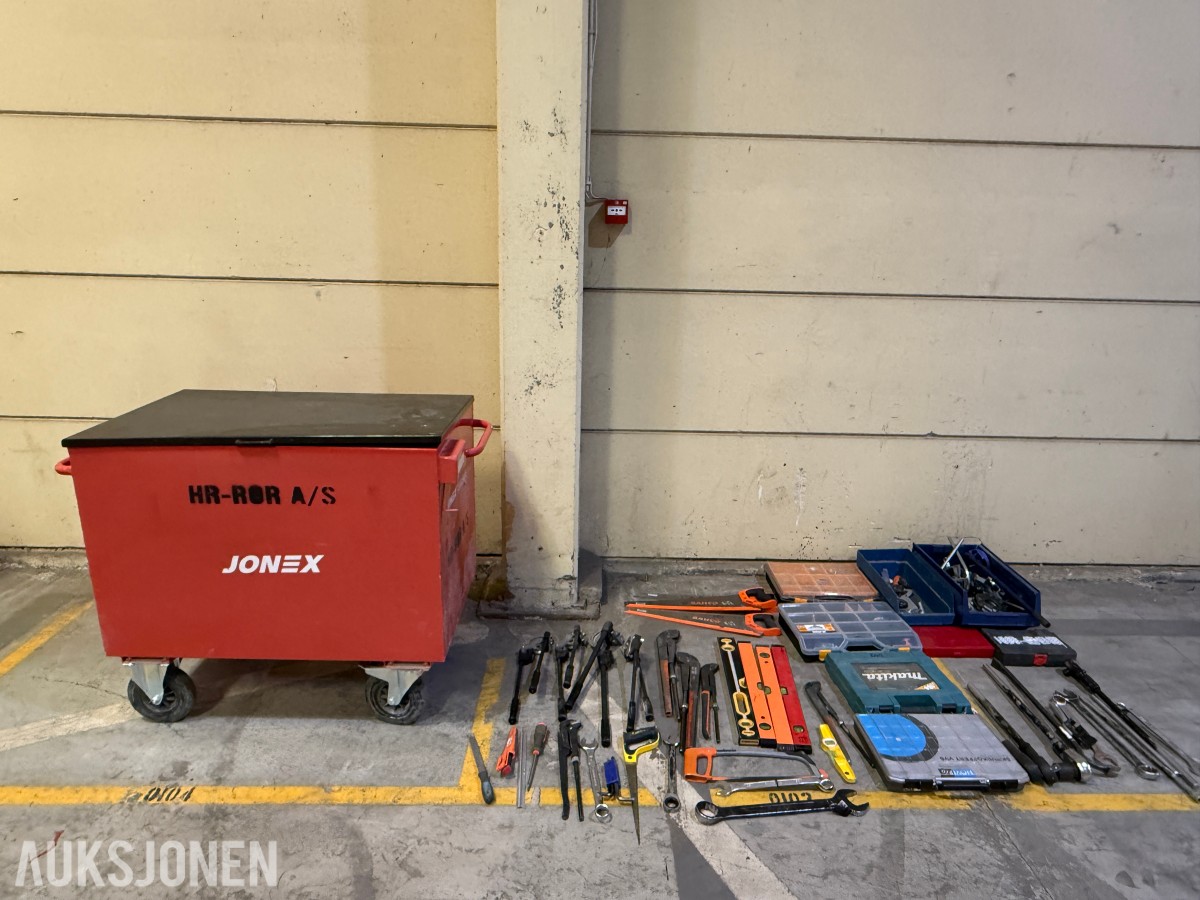 Jonex Tralle med verktøy 