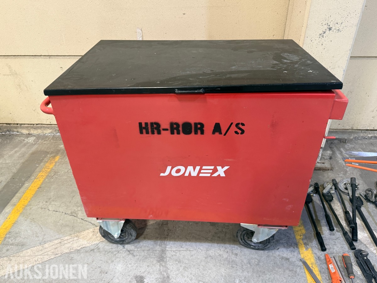 Jonex Tralle med verktøy 