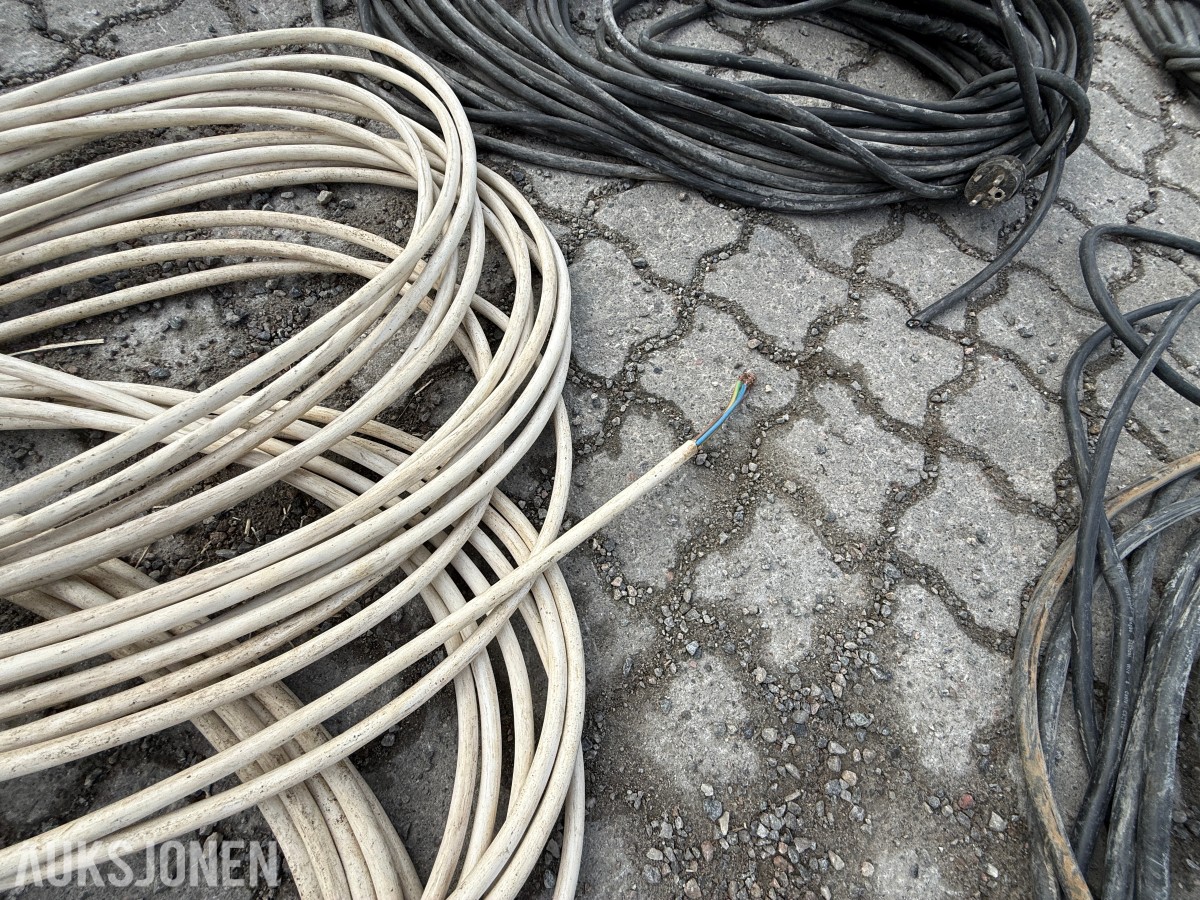 Parti med skjøteledninger / strømkabler – selges samlet