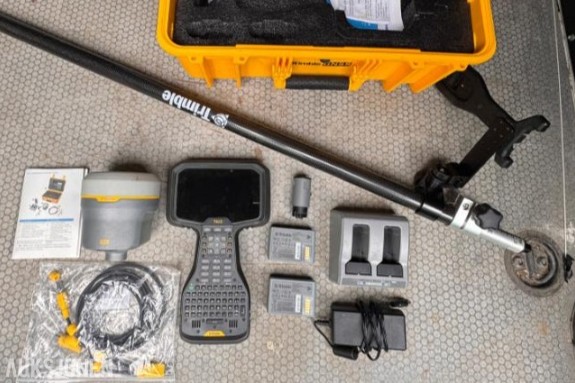 Trimble R12i GNSS mottaker med tilt funksjon og Trimble TSC5 målebok med stang og koffert