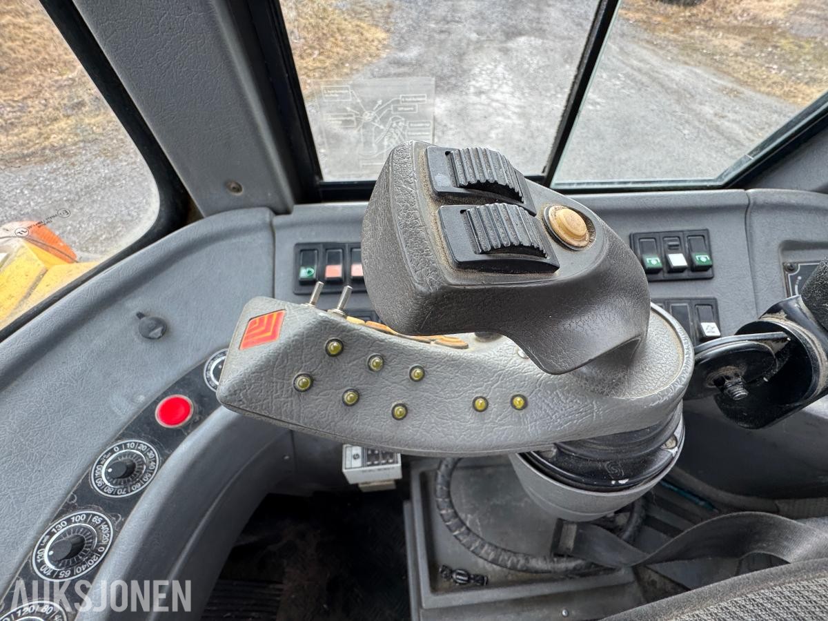 2005 Lundberg 6200 LSE hjullaster med skuffe