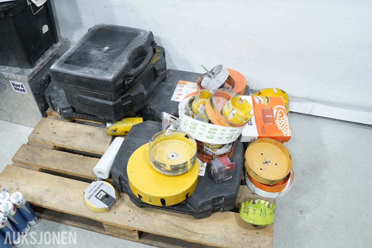 Stor verktøypakke / parti – Makita, Stanley, Milwaukee, hullsager, gassflasker m.m.