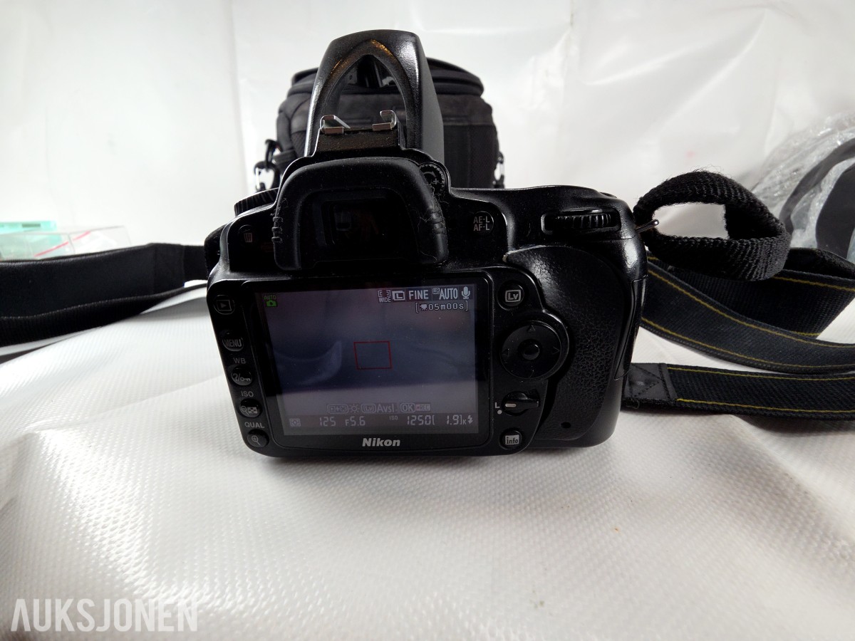 Nikon D90 speilreflekskamera med 18-105mm VR og Sigma 105mm Macro