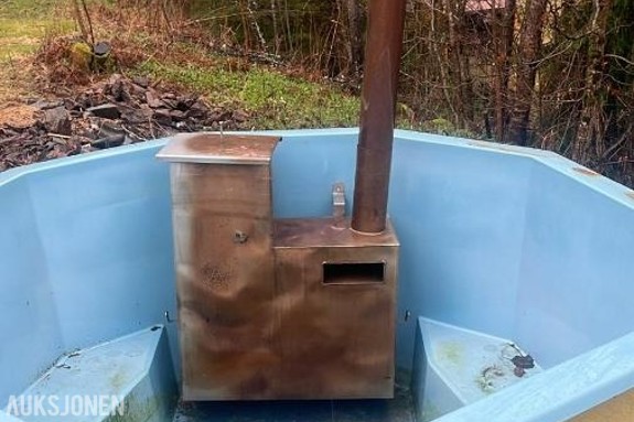 vedfyrt badestamp / utekar med ovn