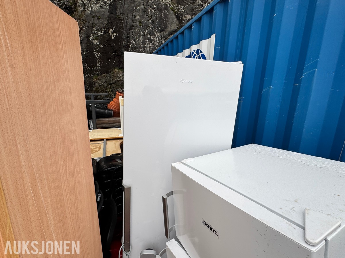 Stort parti kontorutstyr - hev/senk/pulter/kjøleskap/stoler