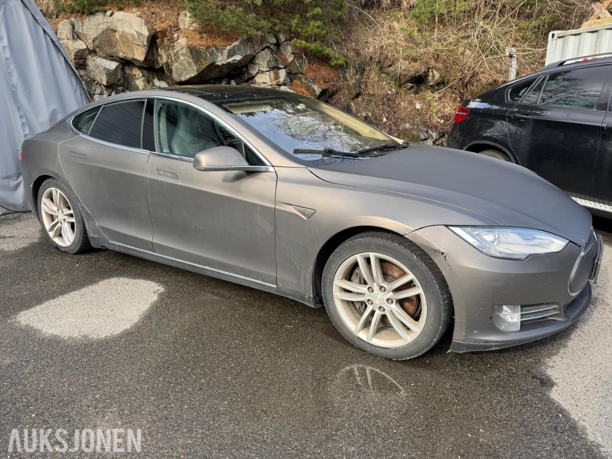 2014 Tesla Model S85 Free supercharger Reparasjonsobjekt