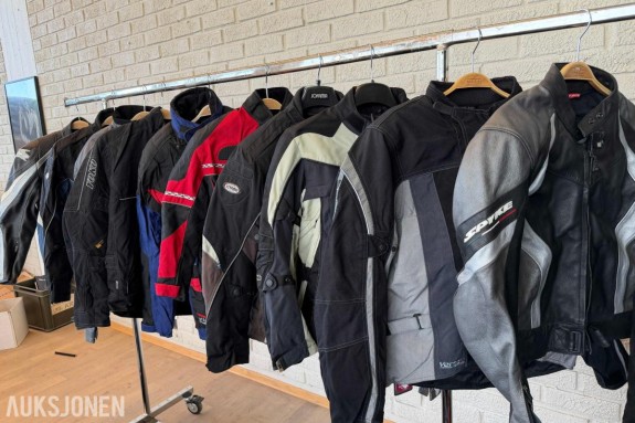 Parti MC-klær med beskyttelse: 70 jakker, 5 bukser og 1 heldress