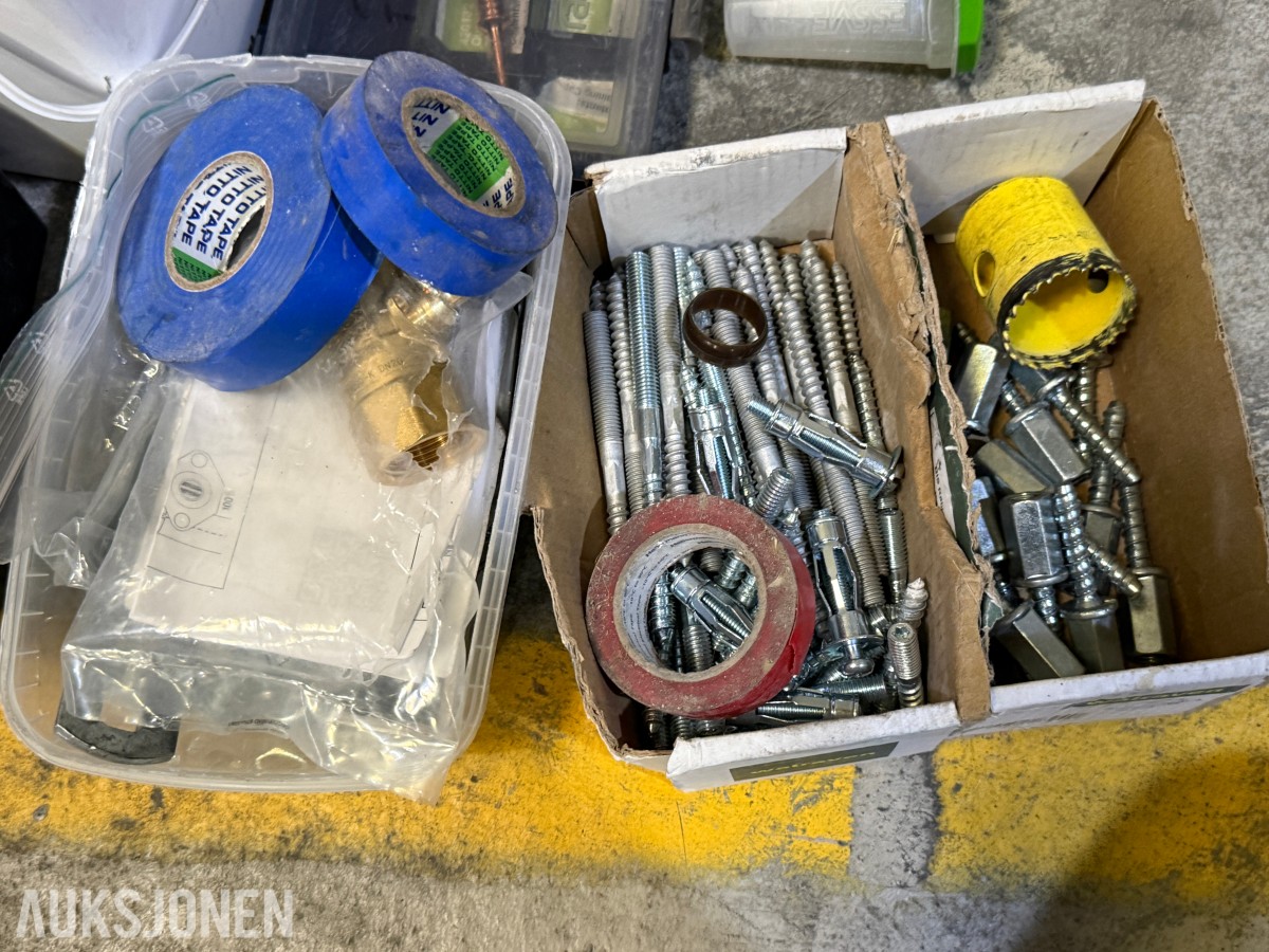 Stort parti festemateriell, skruer og bolter – Fischer, Würth, Hilti