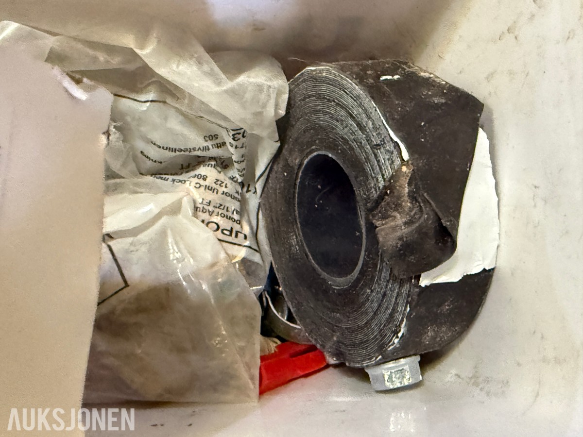 Stort parti festemateriell, skruer og bolter – Fischer, Würth, Hilti