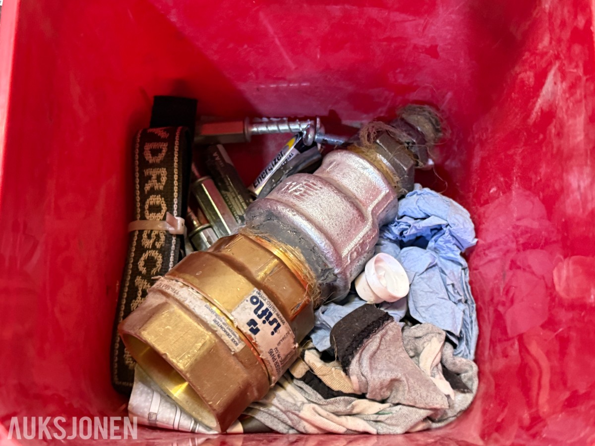 Stort parti festemateriell, skruer og bolter – Fischer, Würth, Hilti