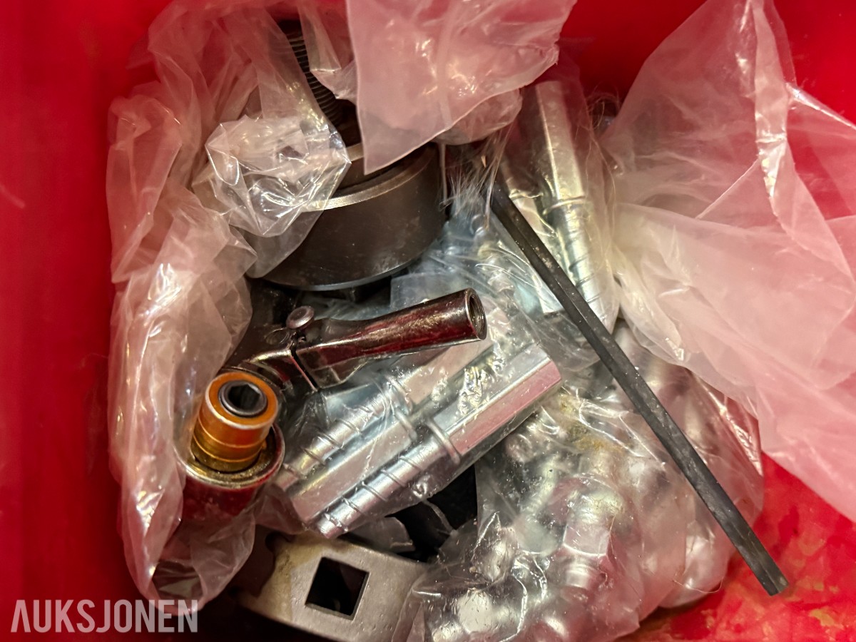 Stort parti festemateriell, skruer og bolter – Fischer, Würth, Hilti