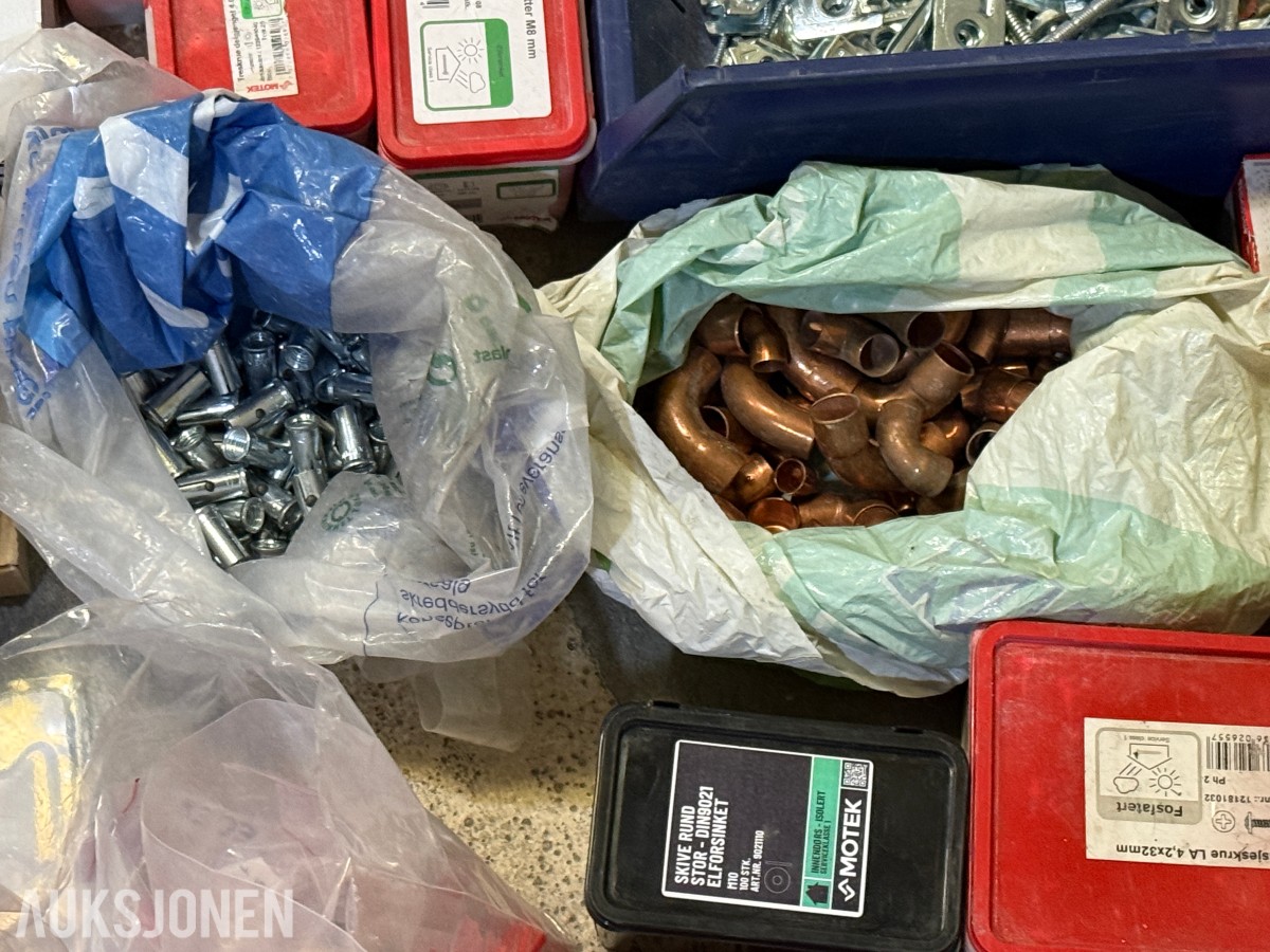 Stort parti festemateriell, skruer og bolter – Fischer, Würth, Hilti