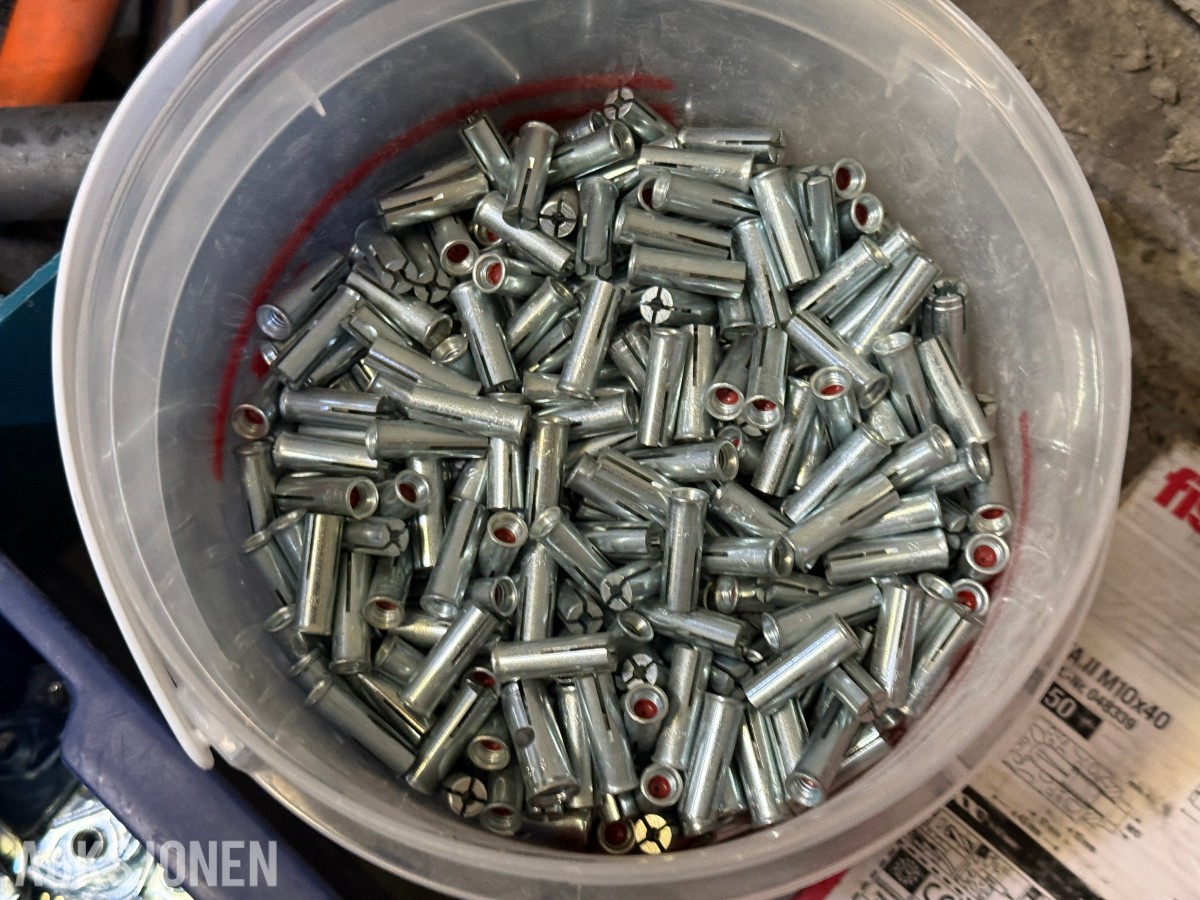 Stort parti festemateriell, skruer og bolter – Fischer, Würth, Hilti