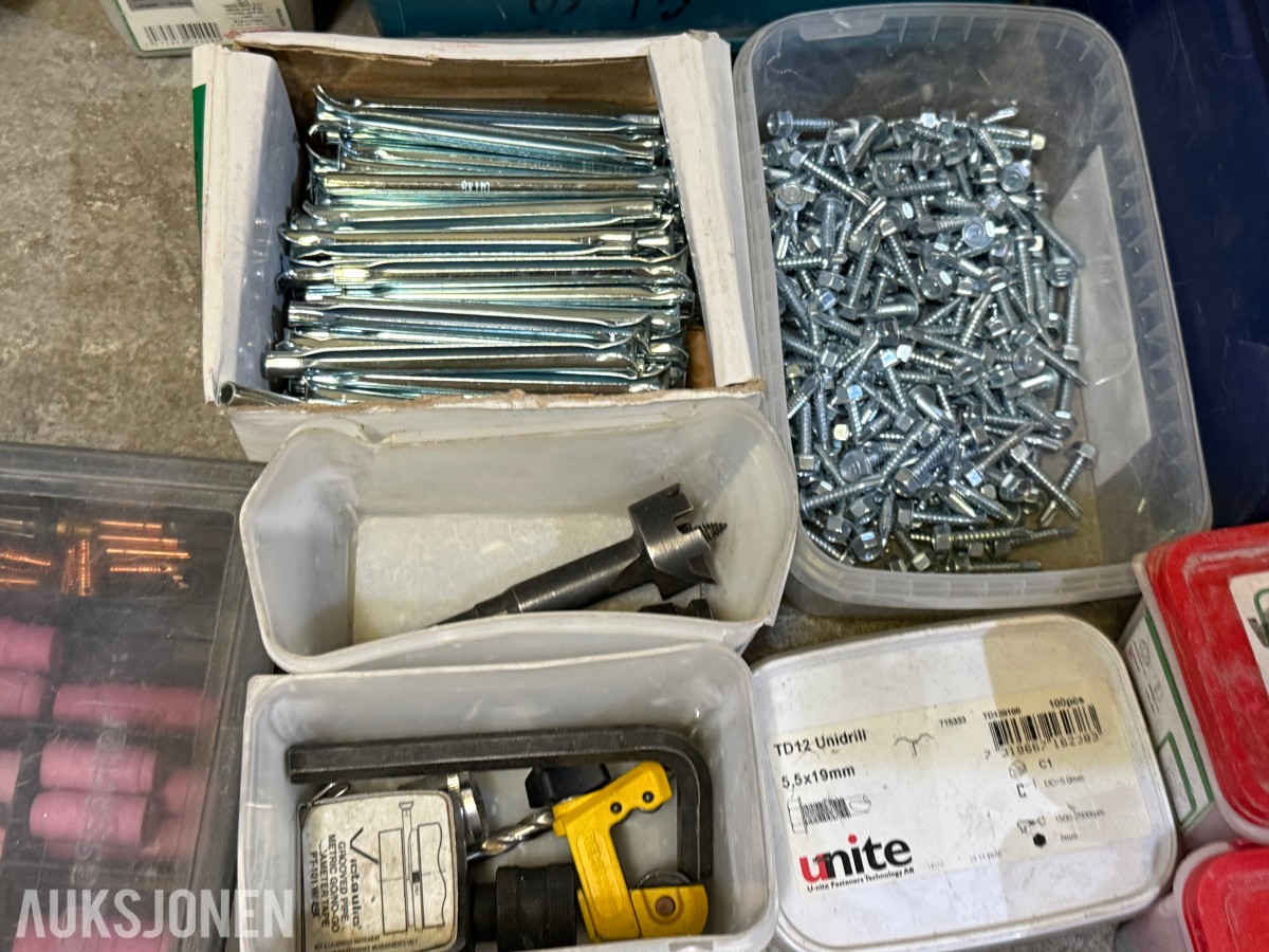 Stort parti festemateriell, skruer og bolter – Fischer, Würth, Hilti
