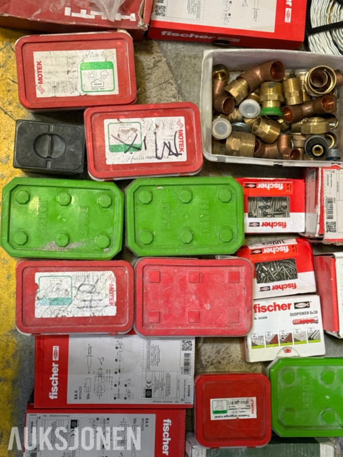 Stort parti festemateriell, skruer og bolter – Fischer, Würth, Hilti