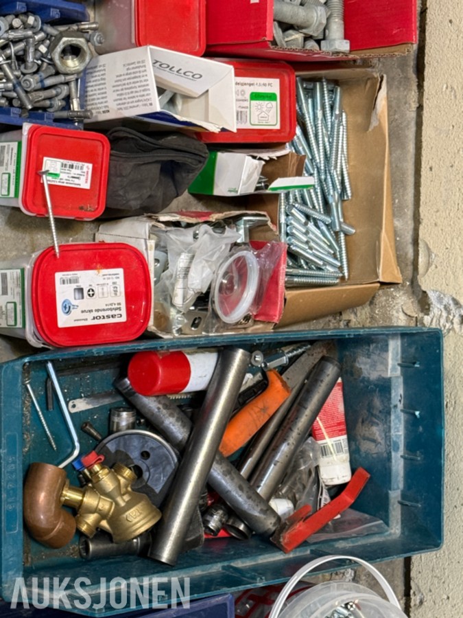 Stort parti festemateriell, skruer og bolter – Fischer, Würth, Hilti