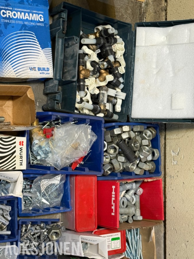 Stort parti festemateriell, skruer og bolter – Fischer, Würth, Hilti