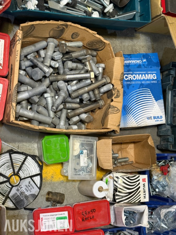 Stort parti festemateriell, skruer og bolter – Fischer, Würth, Hilti