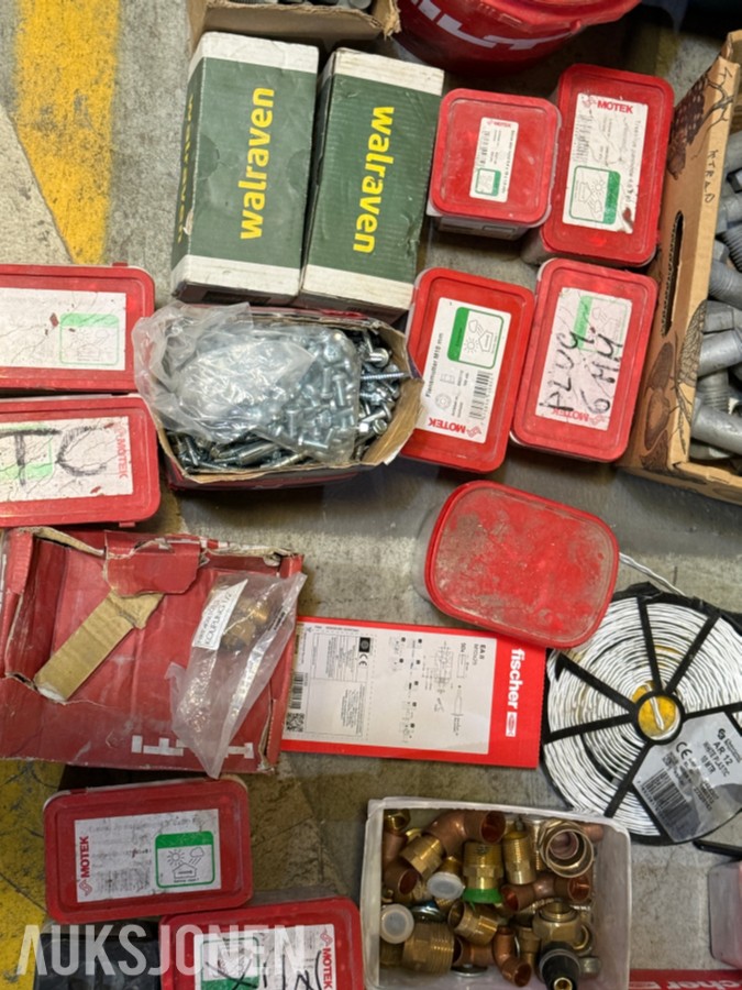 Stort parti festemateriell, skruer og bolter – Fischer, Würth, Hilti