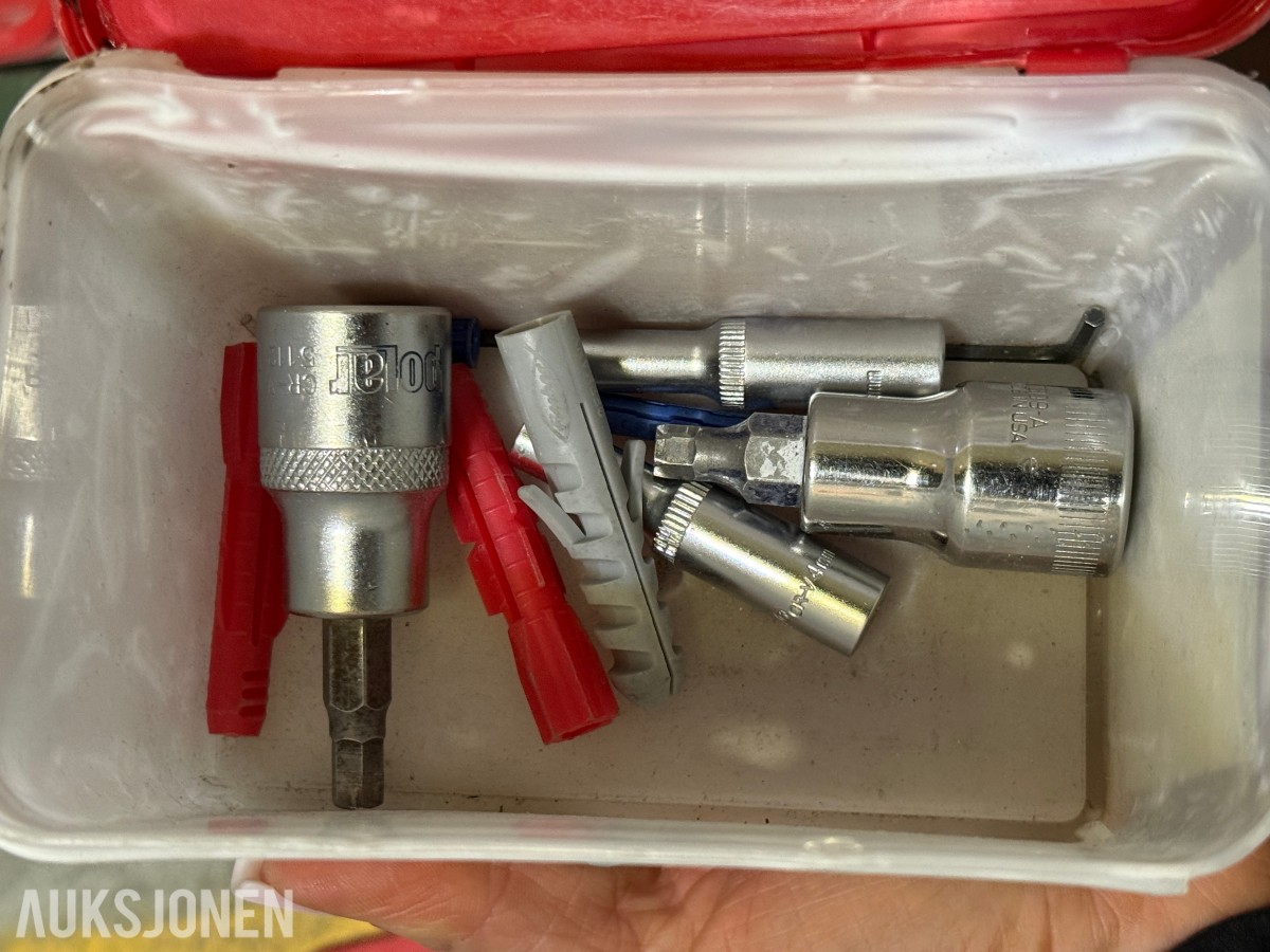 Stort parti festemateriell, skruer og bolter – Fischer, Würth, Hilti