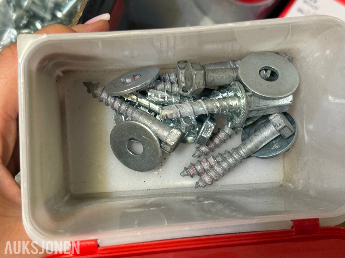 Stort parti festemateriell, skruer og bolter – Fischer, Würth, Hilti