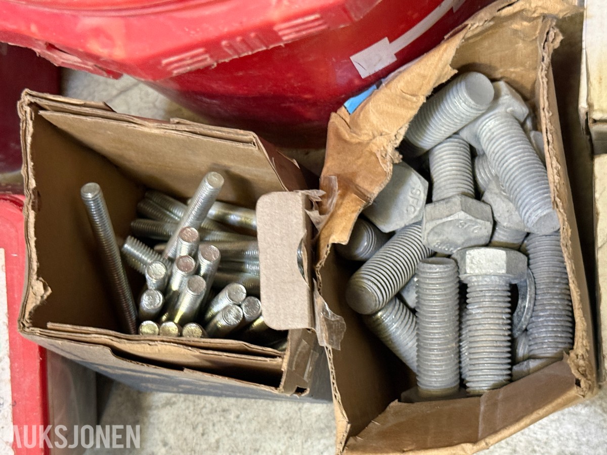 Stort parti festemateriell, skruer og bolter – Fischer, Würth, Hilti