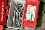 Stort parti festemateriell, skruer og bolter – Fischer, Würth, Hilti