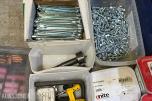 Stort parti festemateriell, skruer og bolter – Fischer, Würth, Hilti