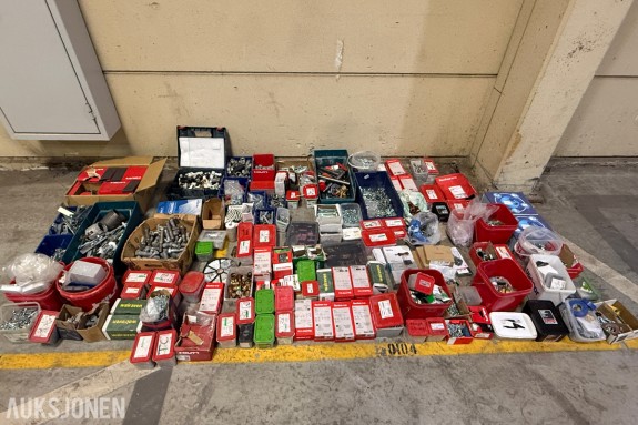 Stort parti festemateriell, skruer og bolter – Fischer, Würth, Hilti