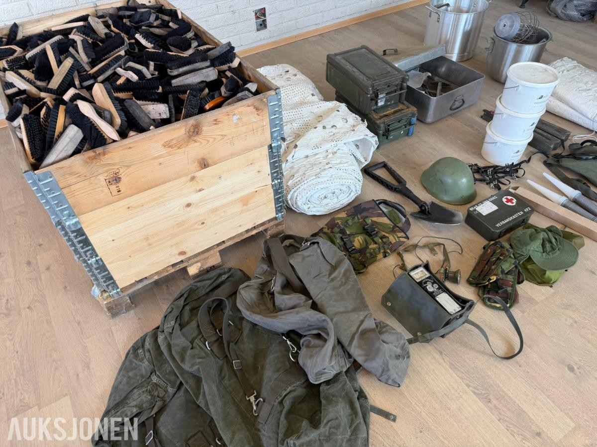 Militært bruksutstyr: Ammokasser, snøkamuflasje, feltutstyr, 1800 skobørster, m.m