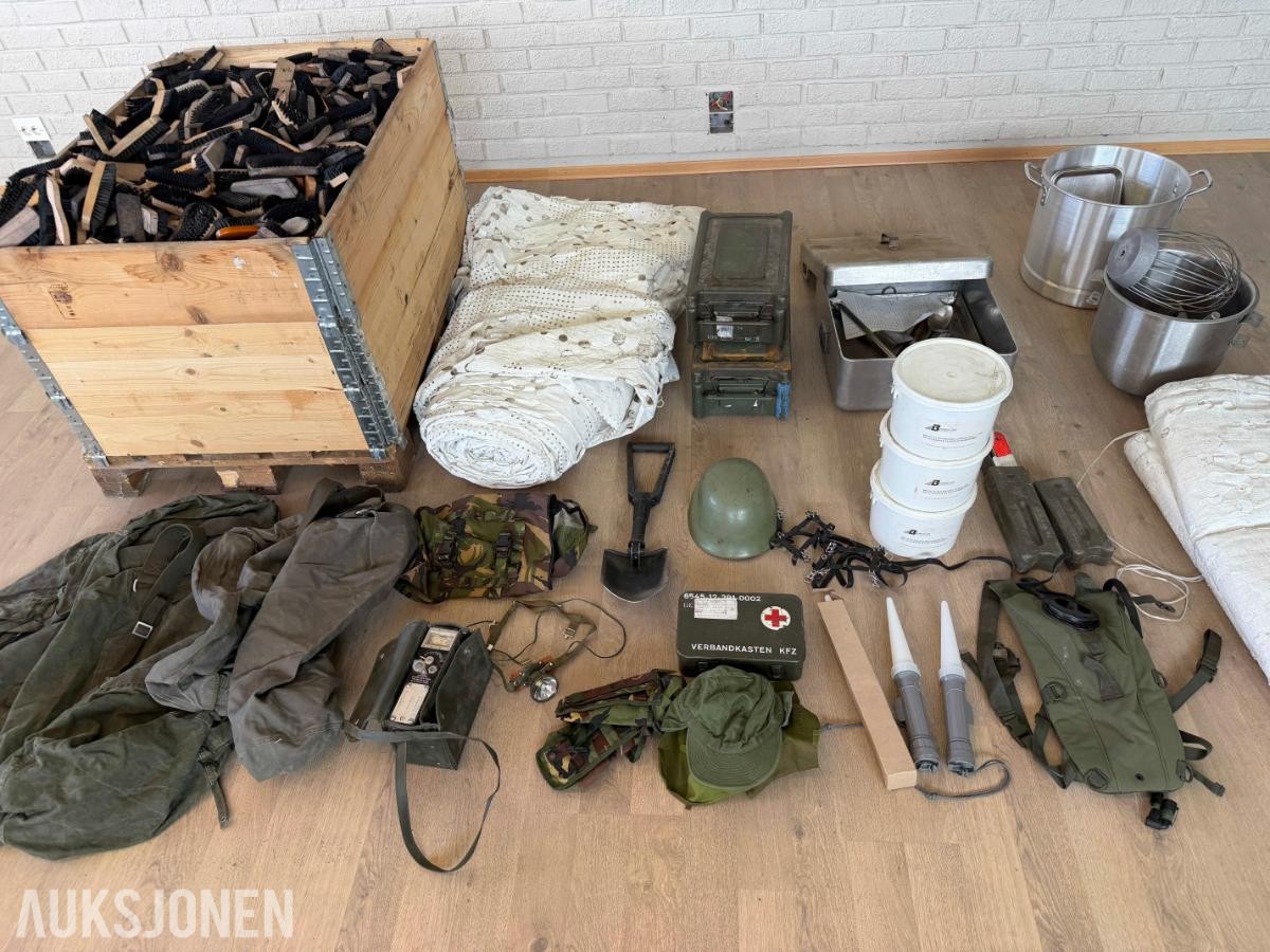 Militært bruksutstyr: Ammokasser, snøkamuflasje, feltutstyr, 1800 skobørster, m.m