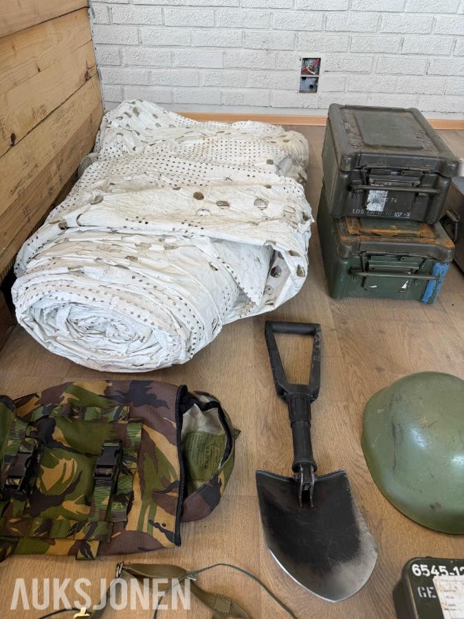 Militært bruksutstyr: Ammokasser, snøkamuflasje, feltutstyr, 1800 skobørster, m.m