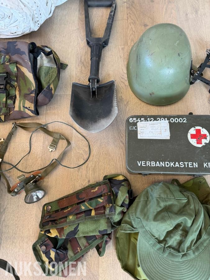 Militært bruksutstyr: Ammokasser, snøkamuflasje, feltutstyr, 1800 skobørster, m.m