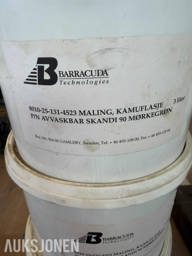 Militært bruksutstyr: Ammokasser, snøkamuflasje, feltutstyr, 1800 skobørster, m.m