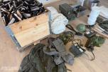 Militært bruksutstyr: Ammokasser, snøkamuflasje, feltutstyr, 1800 skobørster, m.m
