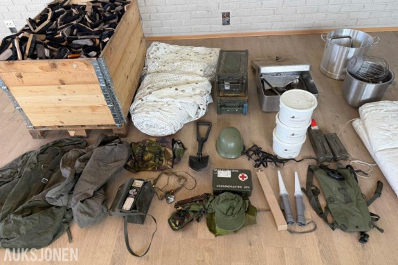 Militært bruksutstyr: Ammokasser, snøkamuflasje, feltutstyr, 1800 skobørster, m.m
