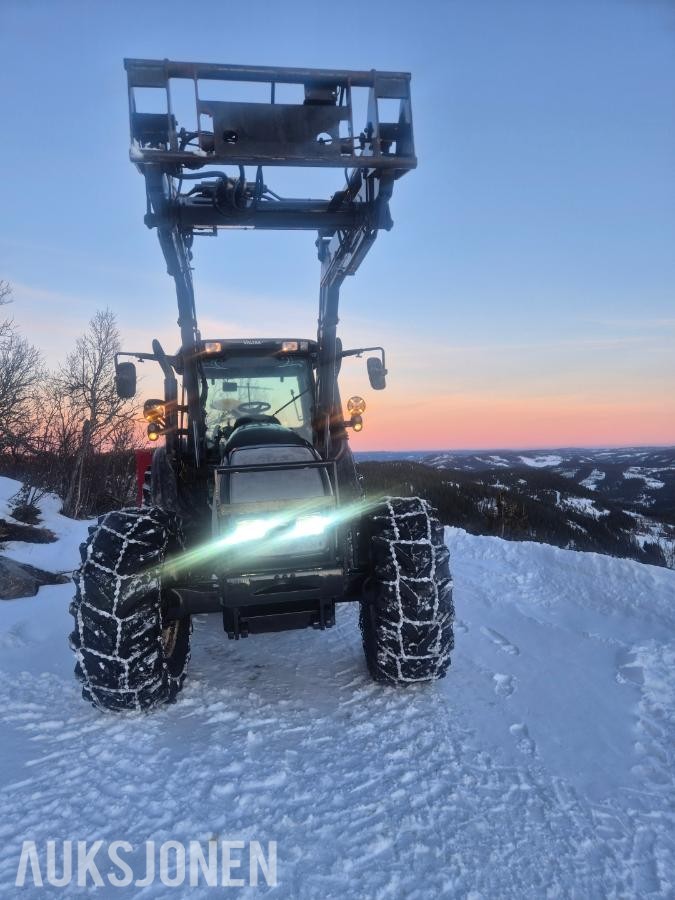 2005 Valtra T160 m/frontlaster og mye arbeidslys