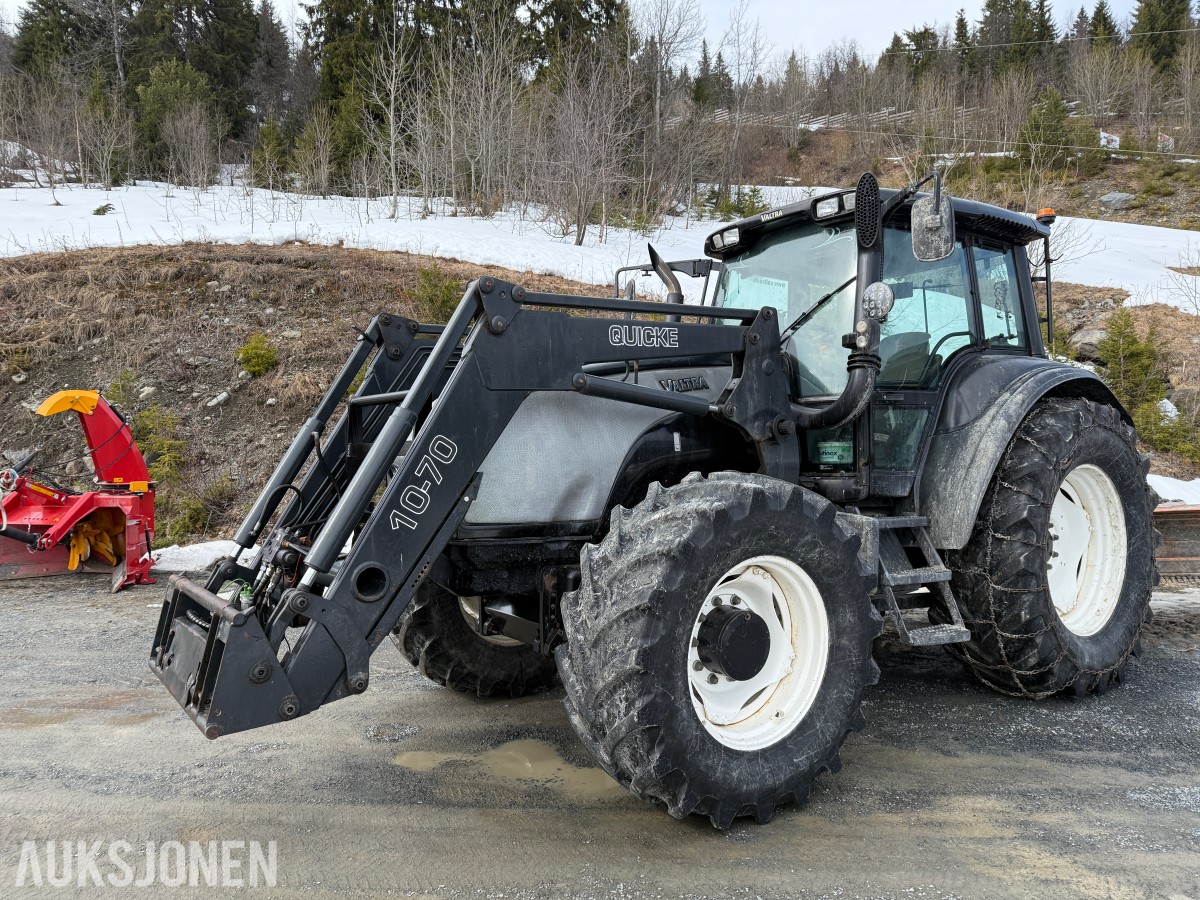 2005 Valtra T160 m/frontlaster og mye arbeidslys