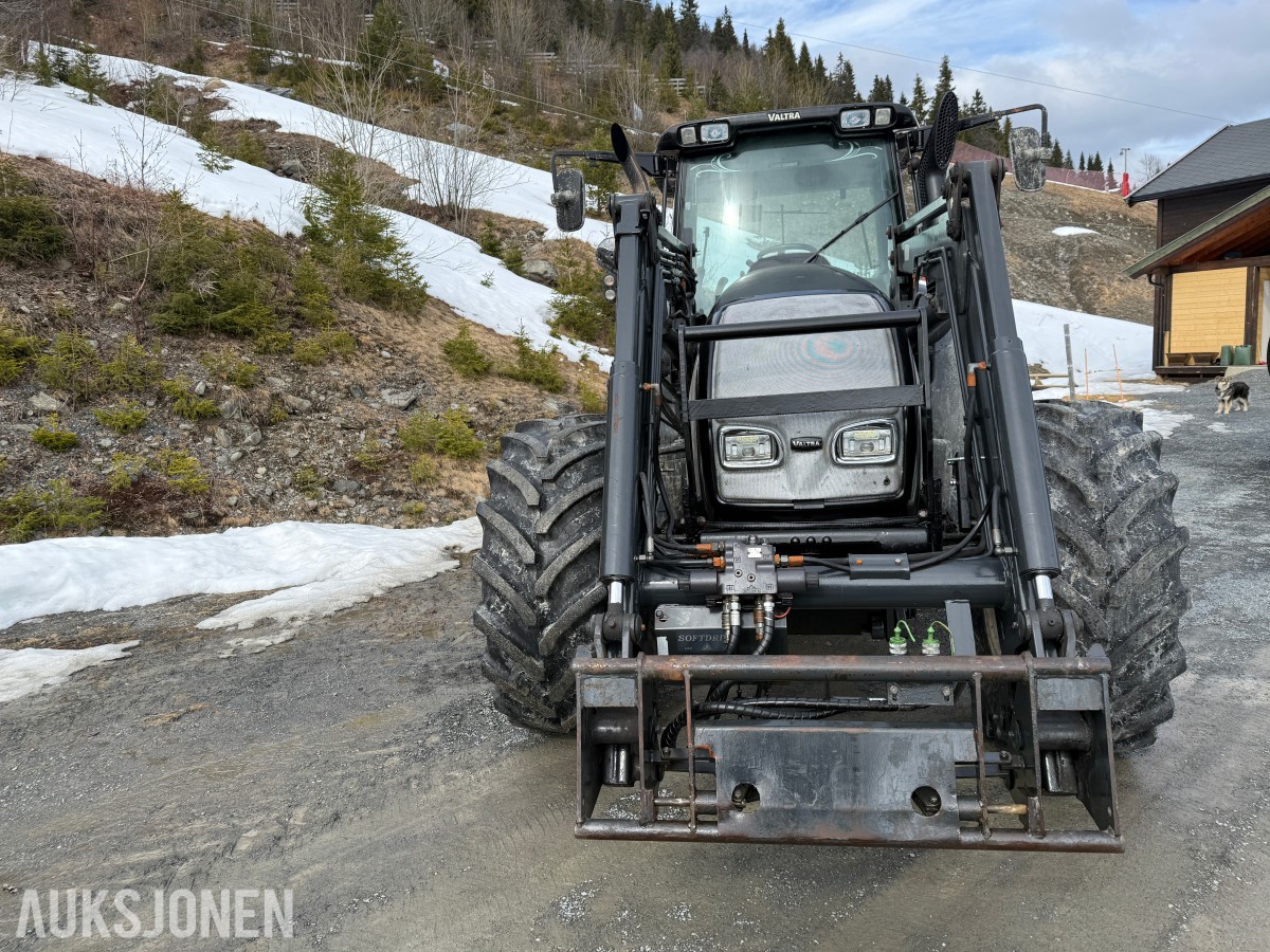2005 Valtra T160 m/frontlaster og mye arbeidslys