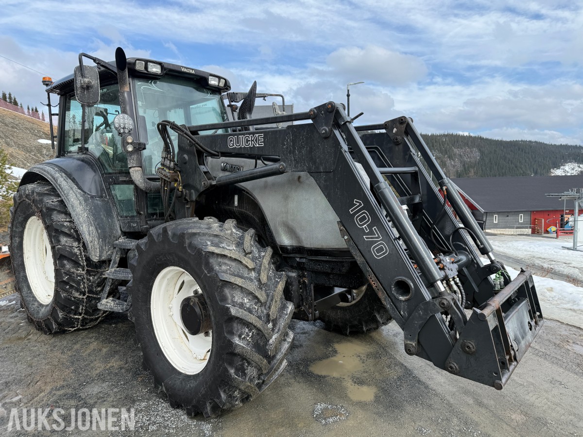 2005 Valtra T160 m/frontlaster og mye arbeidslys