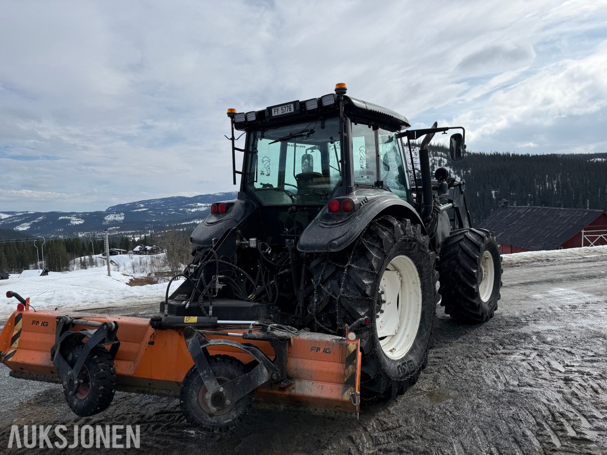 2005 Valtra T160 m/frontlaster og mye arbeidslys