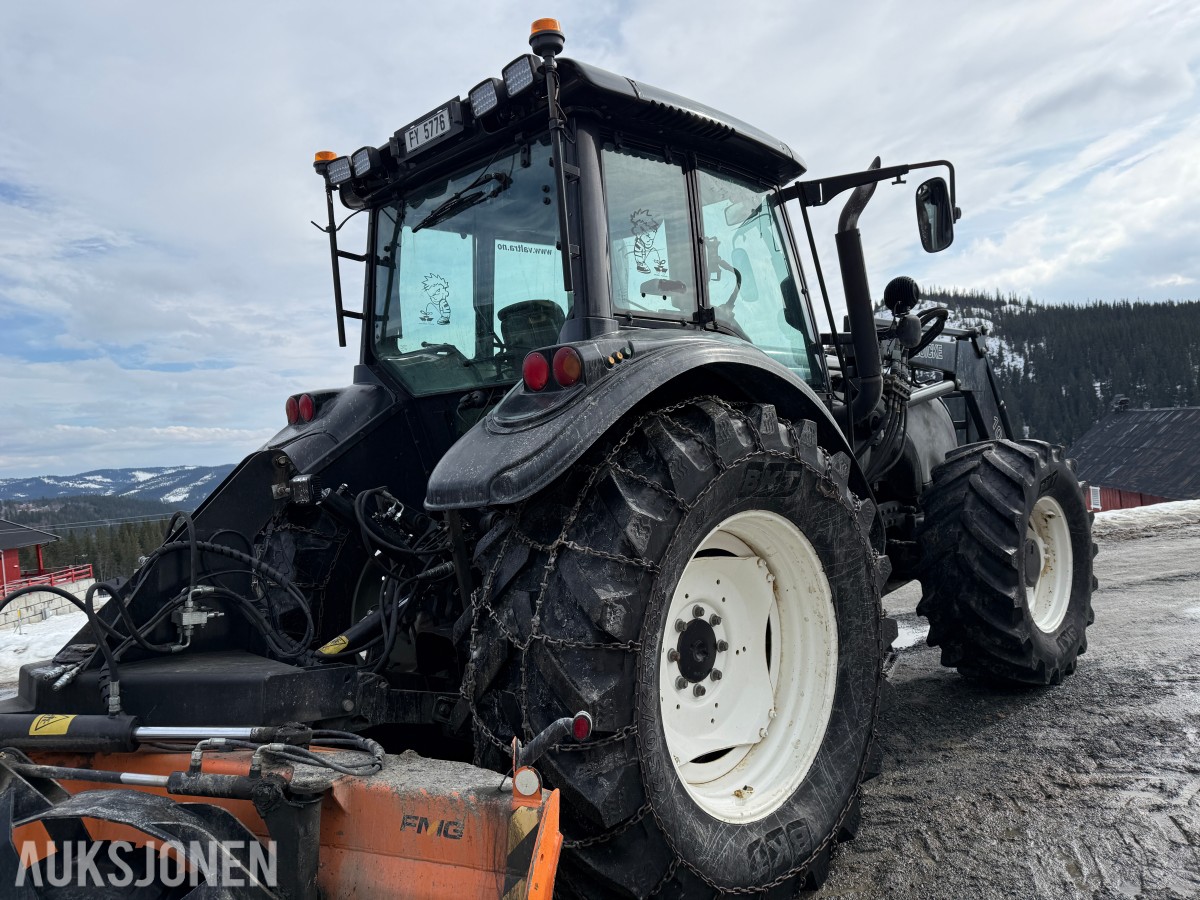 2005 Valtra T160 m/frontlaster og mye arbeidslys
