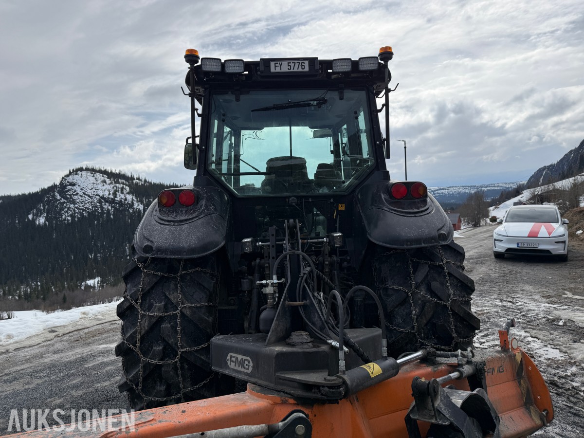 2005 Valtra T160 m/frontlaster og mye arbeidslys