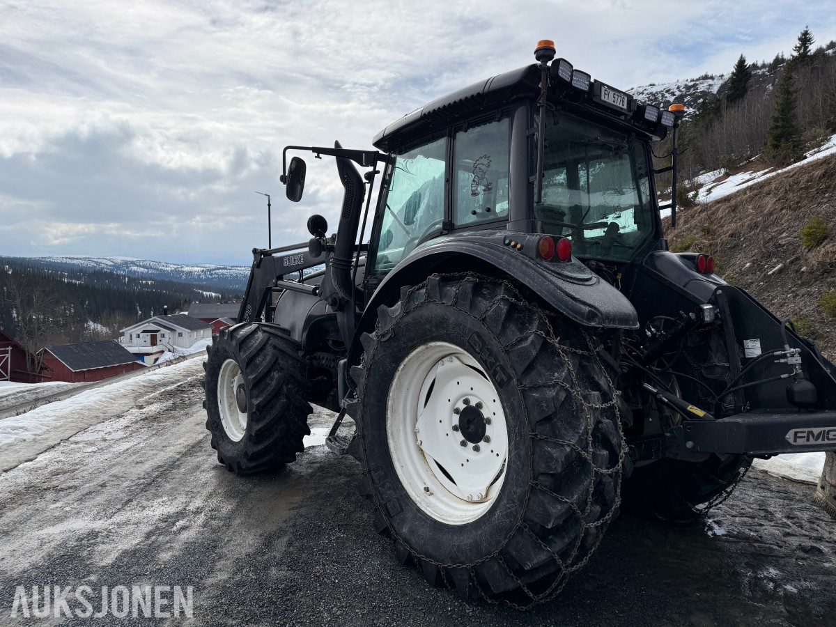 2005 Valtra T160 m/frontlaster og mye arbeidslys